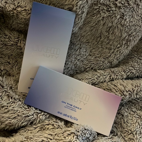 Item Beauty On The Daily Eyeshadow Palette - Picture 3 of 4